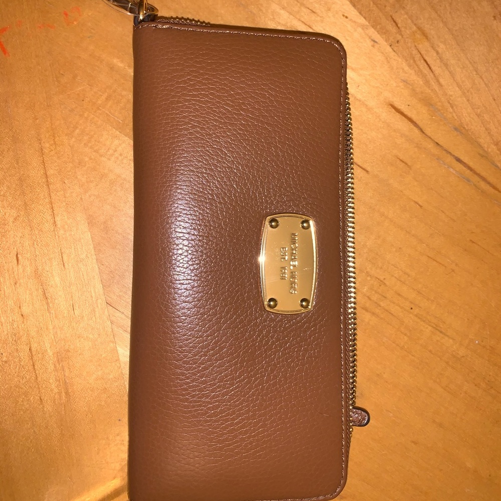 BRAND NEW with tag Michael Kors clutch wallet